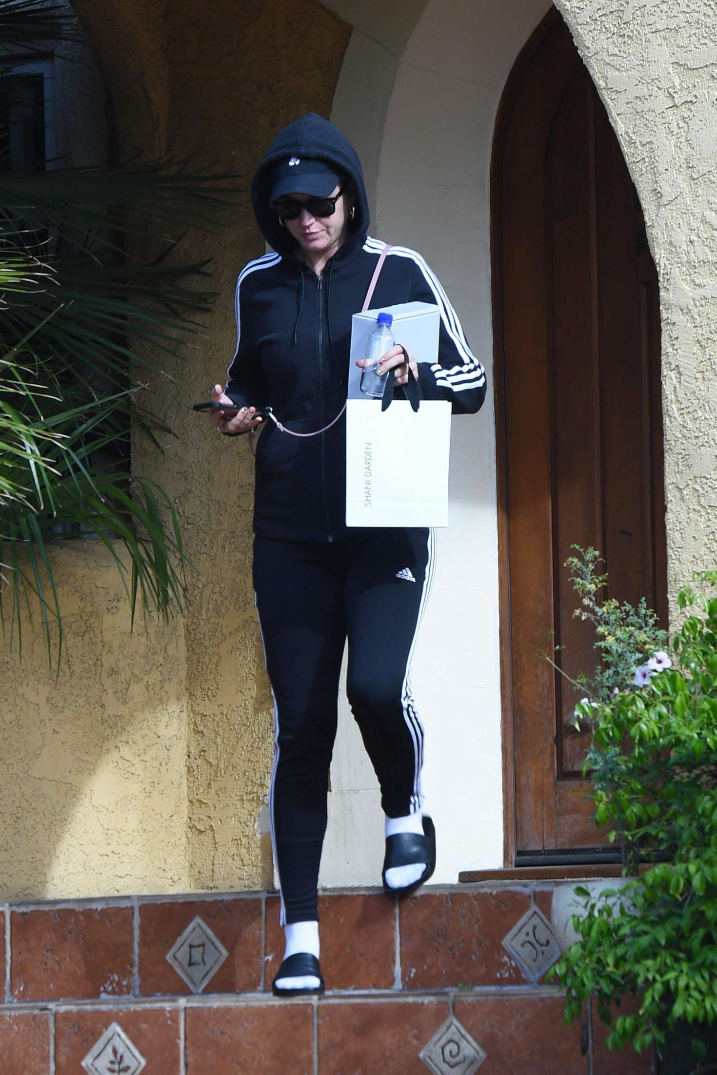 Katy Perry â€“ Leaves a friends house in Los Angeles