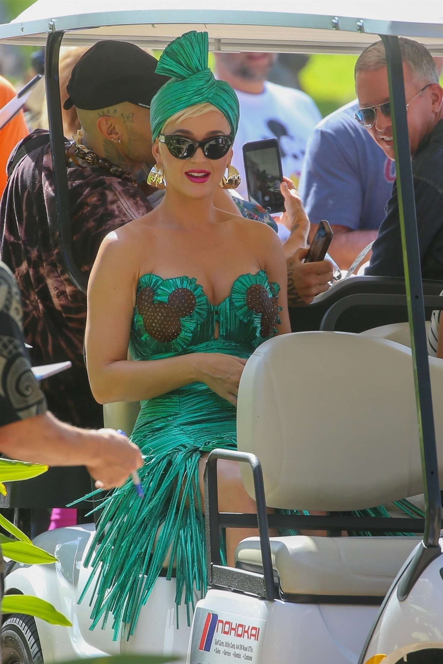Katy Perry â€“ Promotional photos â€˜America Idolâ€™ on a beach in Honolulu