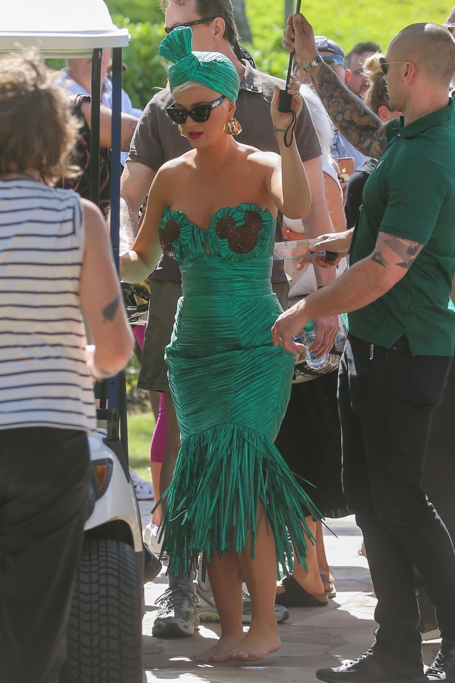 Katy Perry â€“ Promotional photos â€˜America Idolâ€™ on a beach in Honolulu