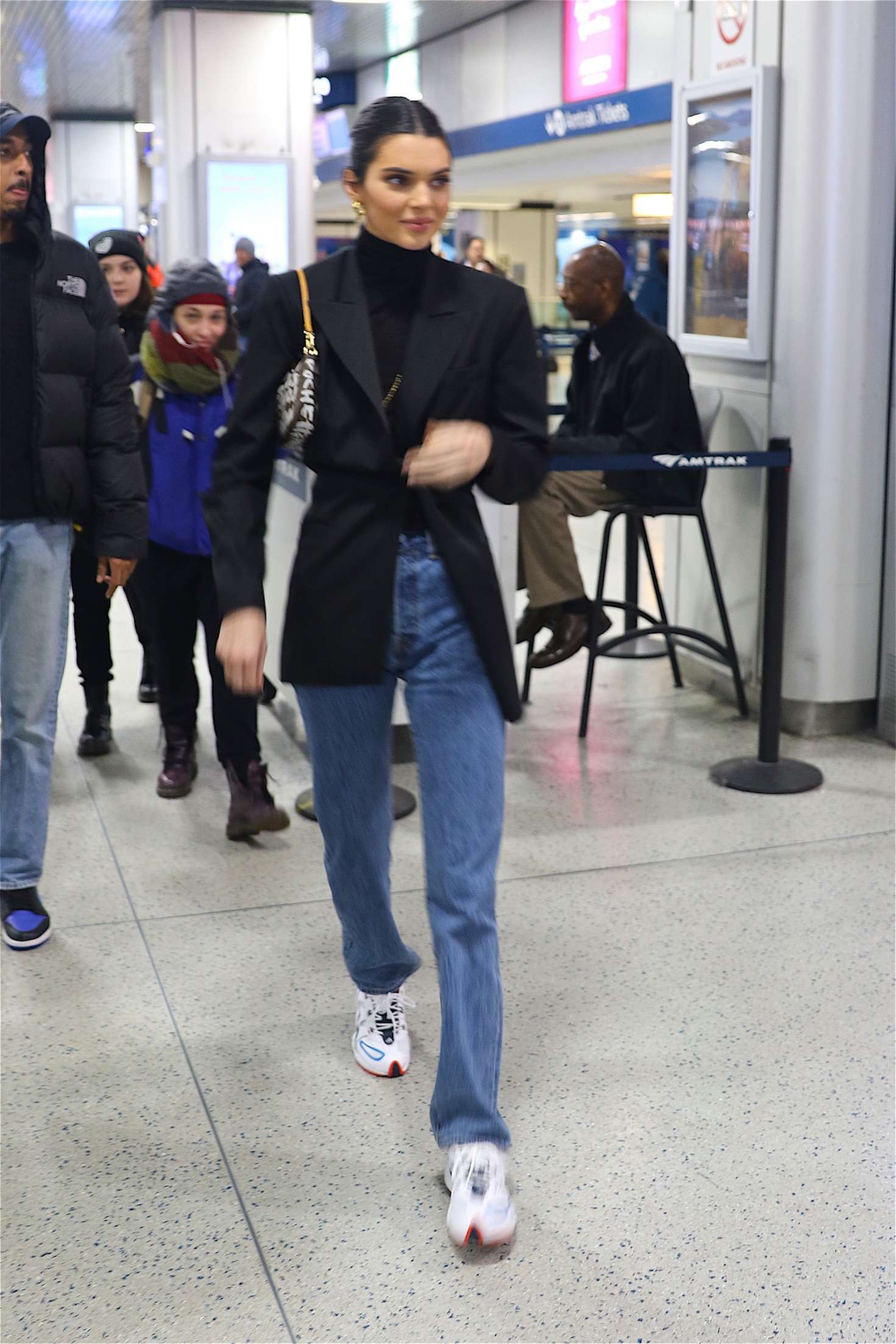 Kendall Jenner â€“ Arrives at Penn train station in New York