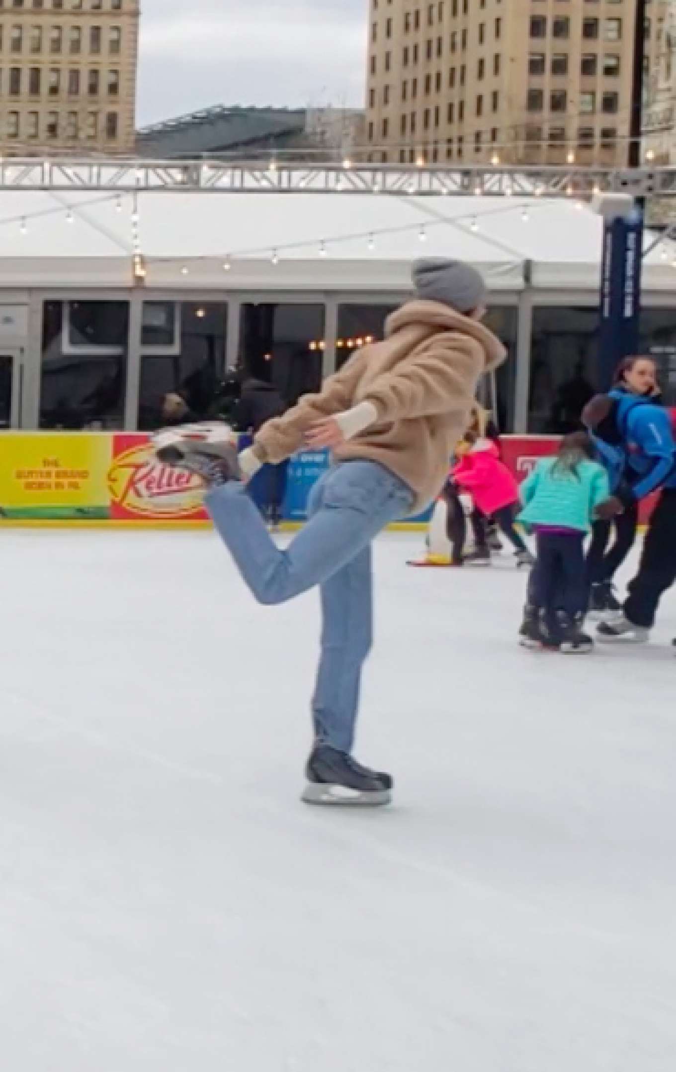 Kendall Jenner â€“ Ice Skating in Philadelphia