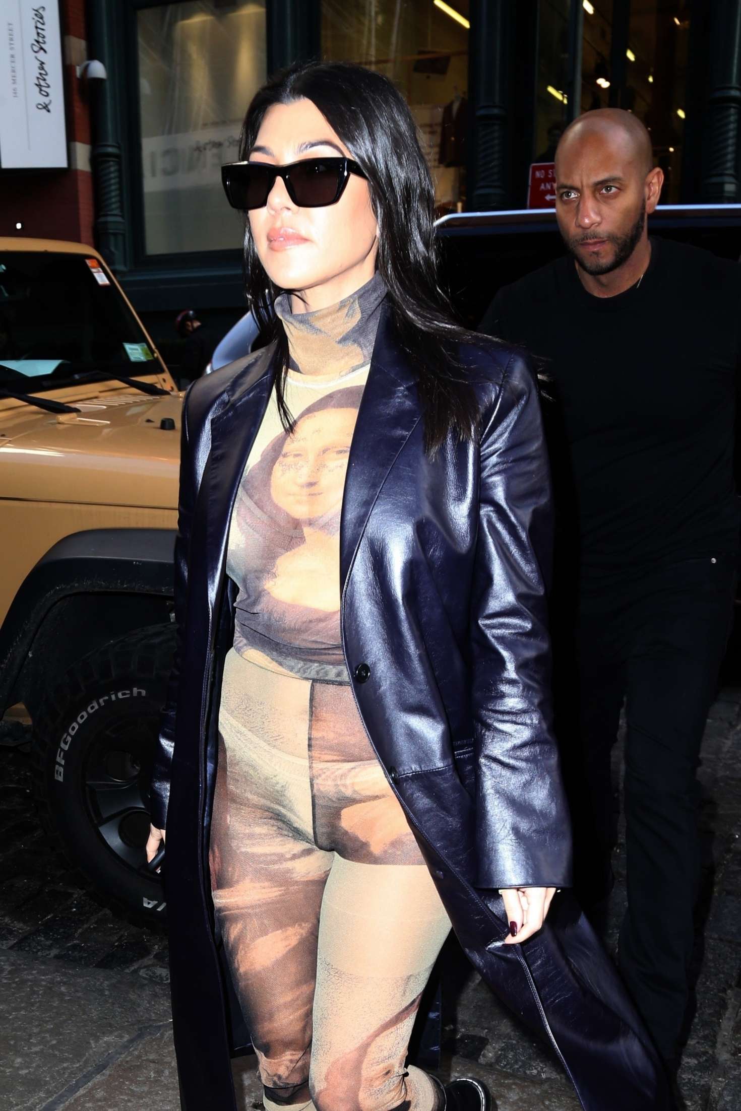 Kourtney Kardashian â€“ Leaving Kanye Westâ€™s Studio in Los Angeles