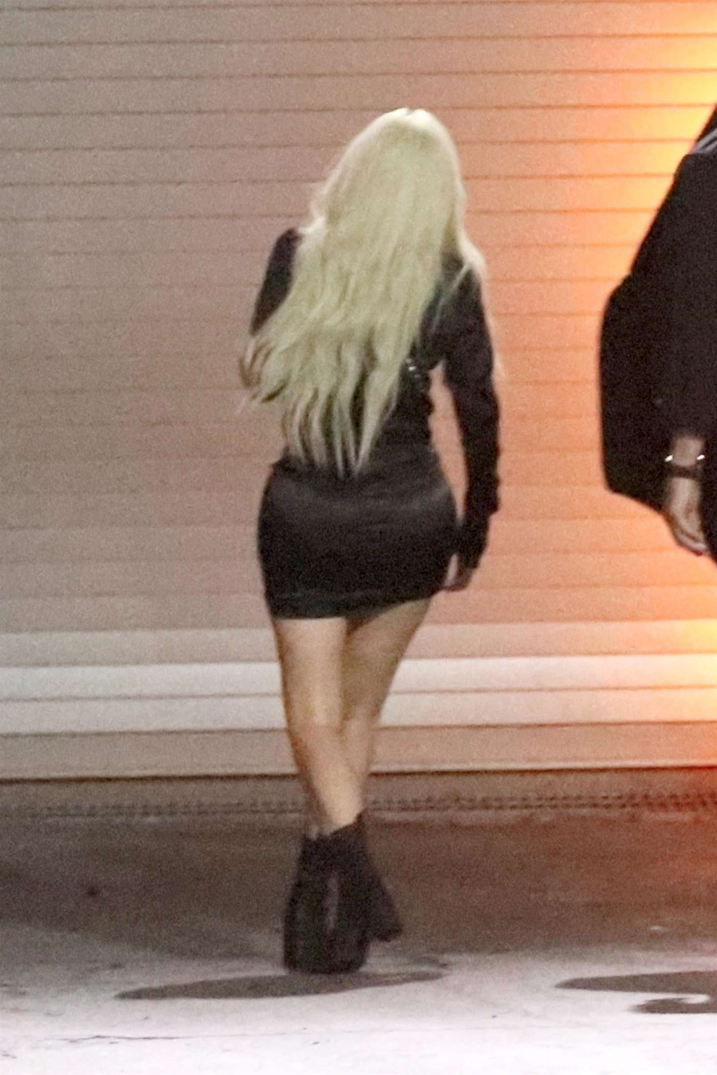 Kylie Jenner â€“ Arrives at the Travis Scott concert in Los Angeles