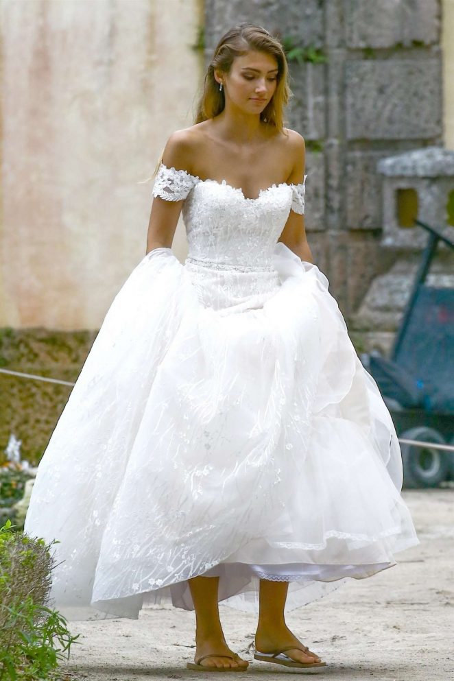 [Image: Lorena-Rae:-On-set-of-a-wedding-themed-p...62x993.jpg]