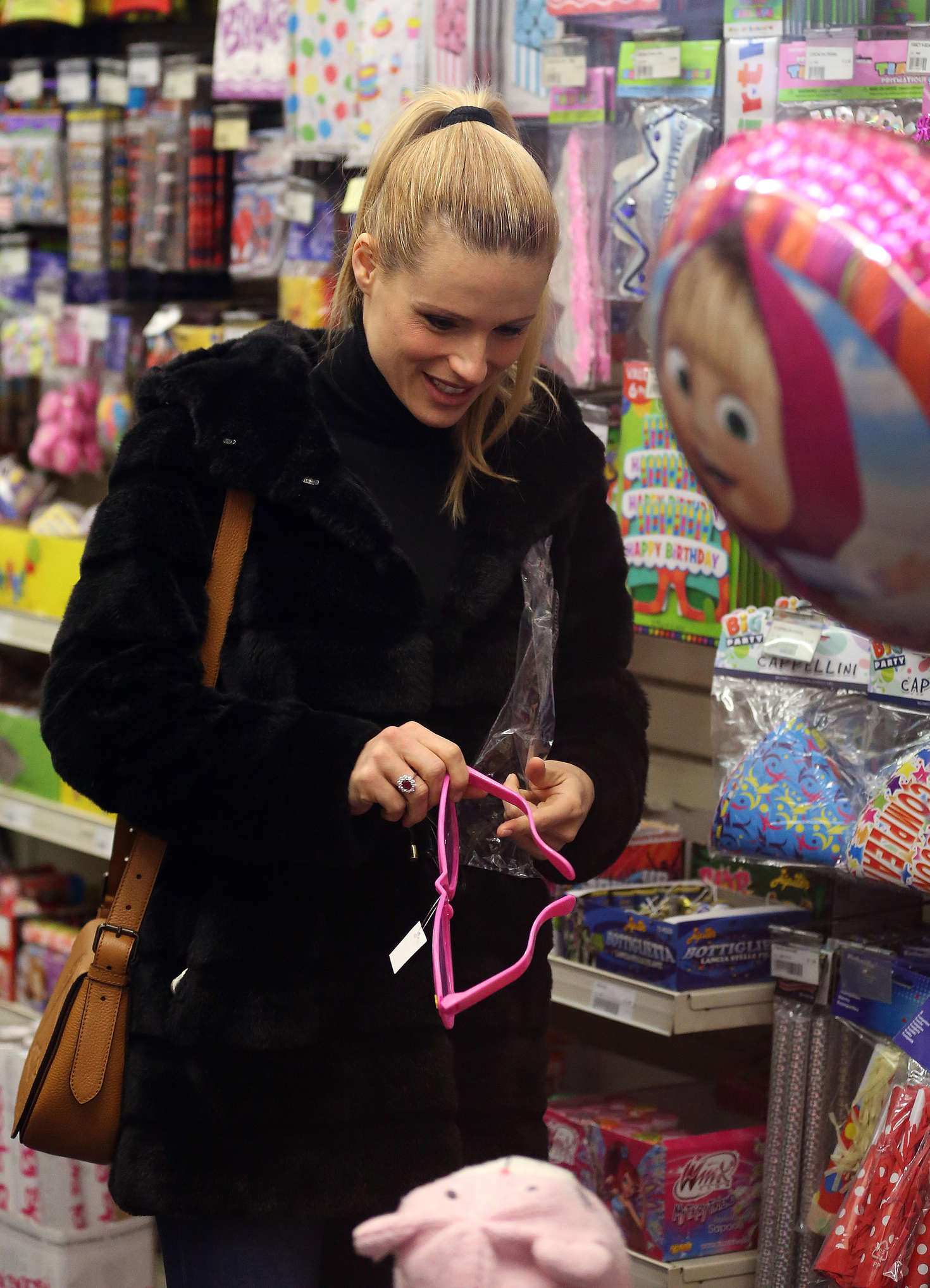 Michelle Hunziker â€“ Shopping at Party World in Milan