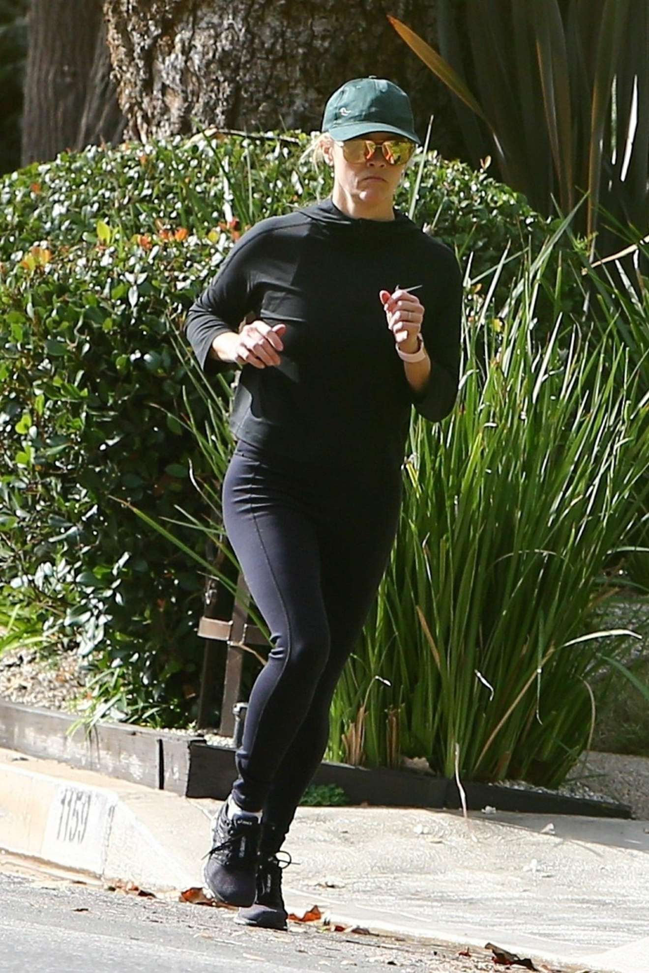 Reese Witherspoon â€“ Jog candids in Santa Monica