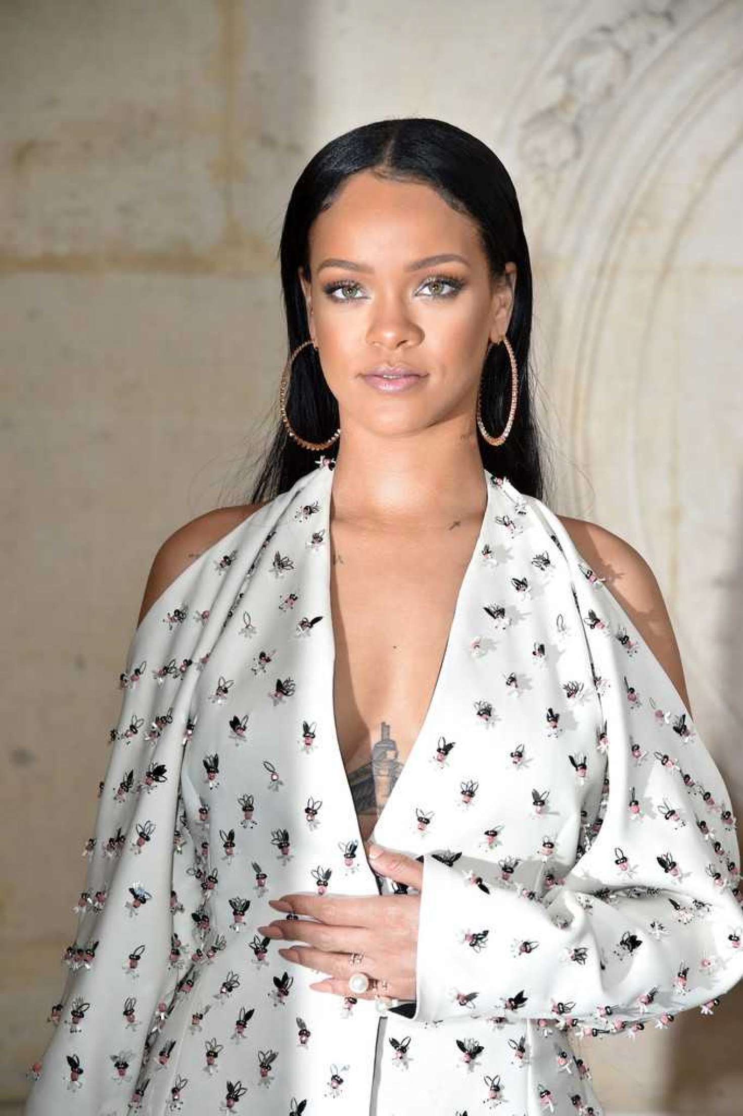 Rihanna:-Christian-Dior-Show-SS-2017--01.jpg