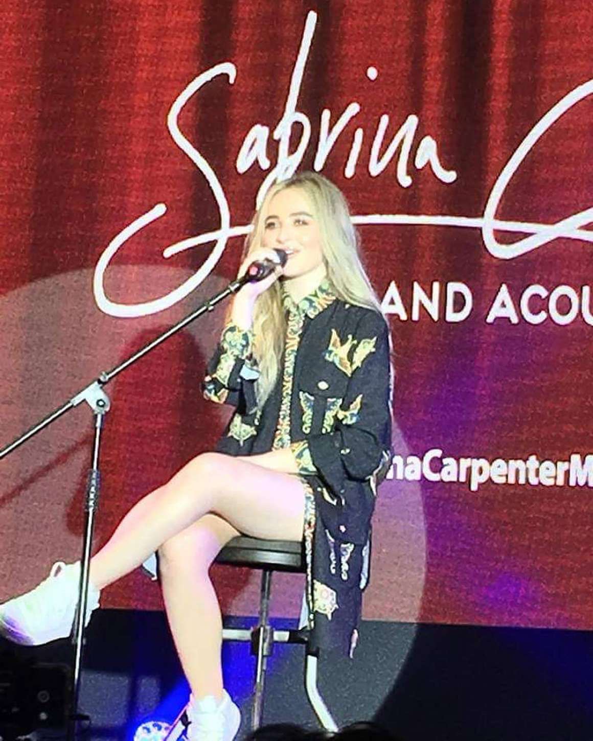 Sabrina Carpenter â€“ Performs Live & Acoustic in Manilla