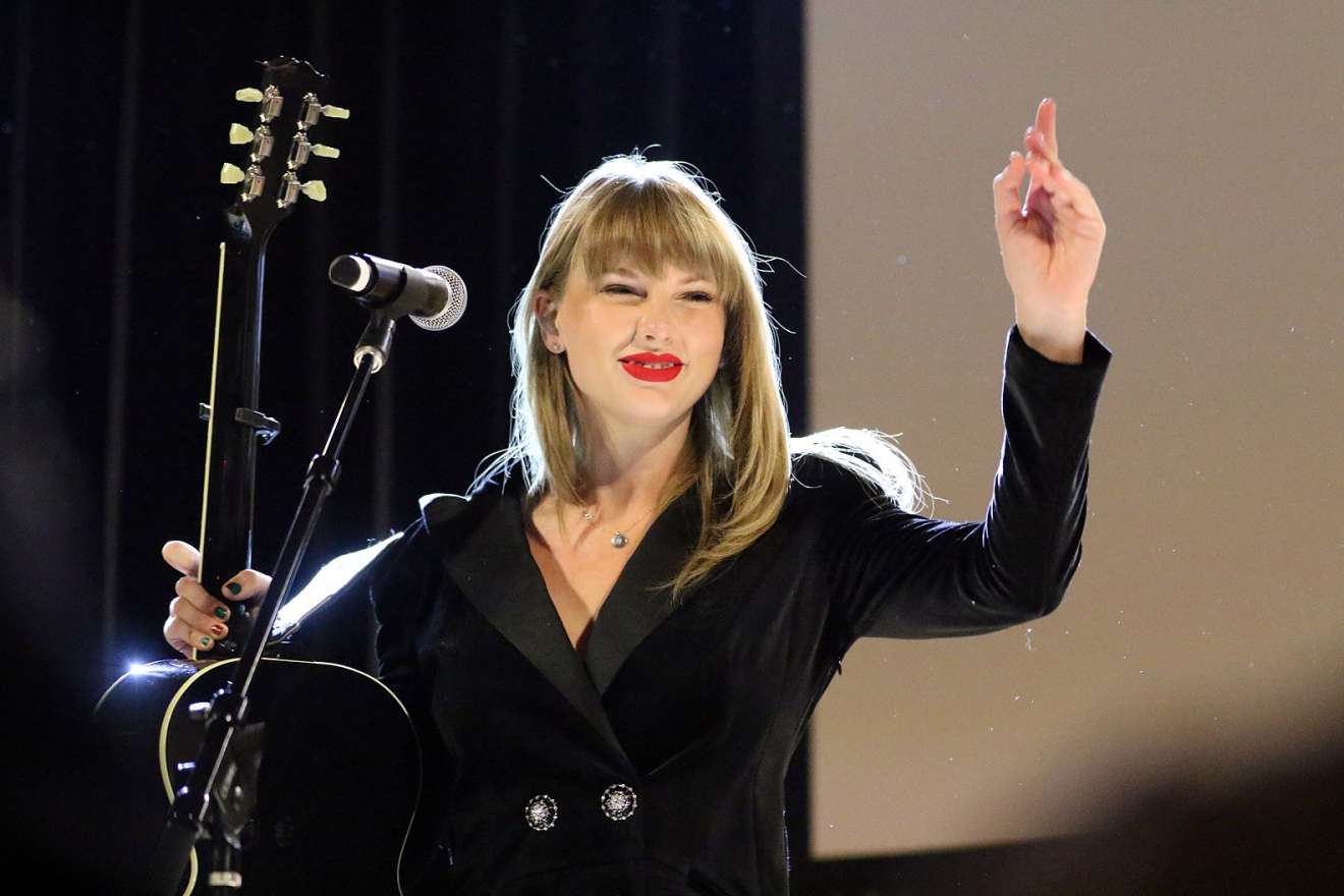 Taylor Swift â€“ Performing at Ally Coalition Talent Show benefit concert in NYC