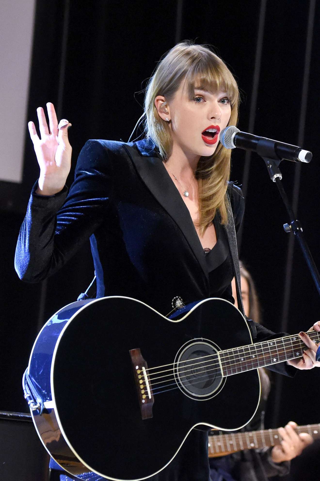 Taylor Swift â€“ Performing at Ally Coalition Talent Show benefit concert in NYC