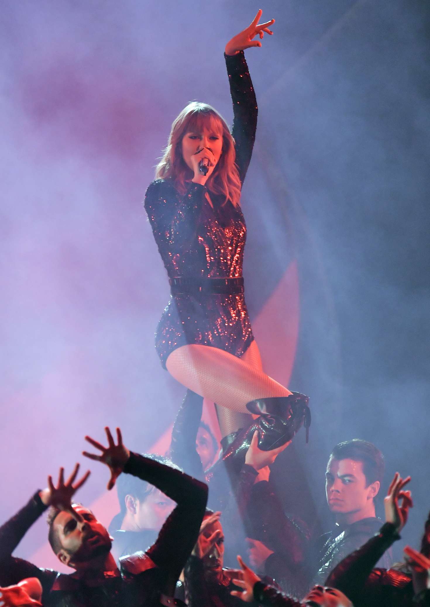 Taylor Swift â€“ Performs at 2018 American Music Awards in LA