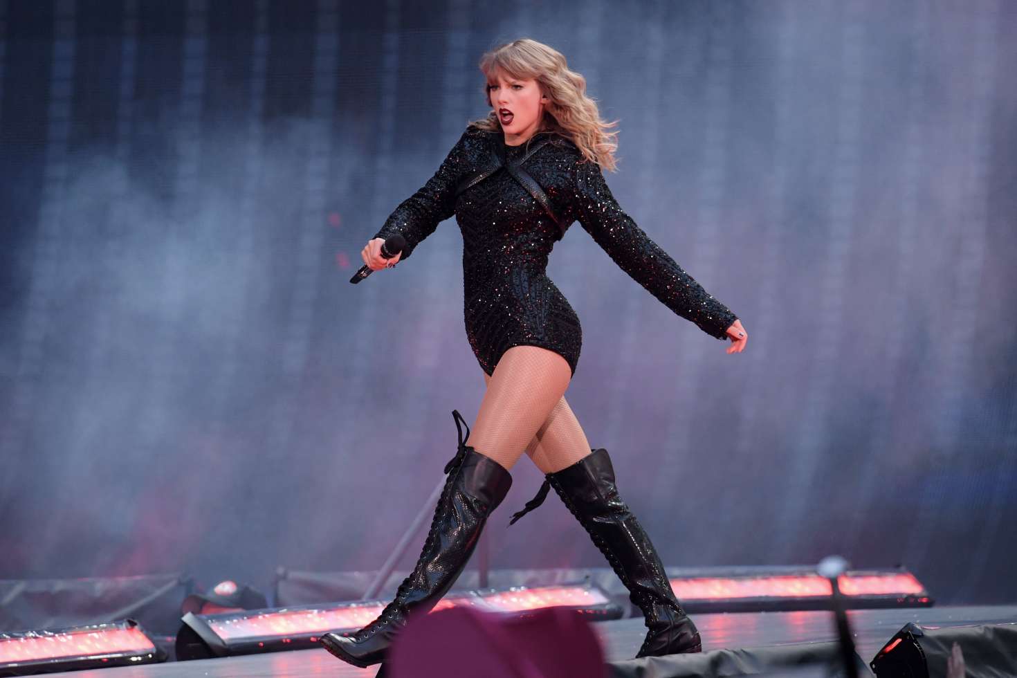Taylor Swift â€“ Performs at â€˜Reputationâ€™ Tour in London