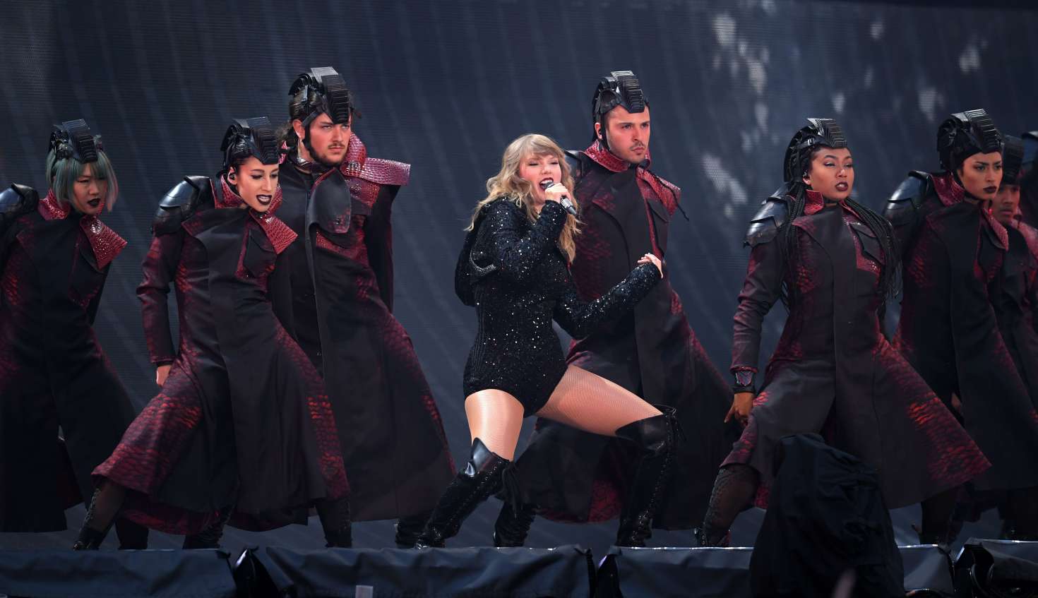 Taylor Swift â€“ Performs at â€˜Reputationâ€™ Tour in London