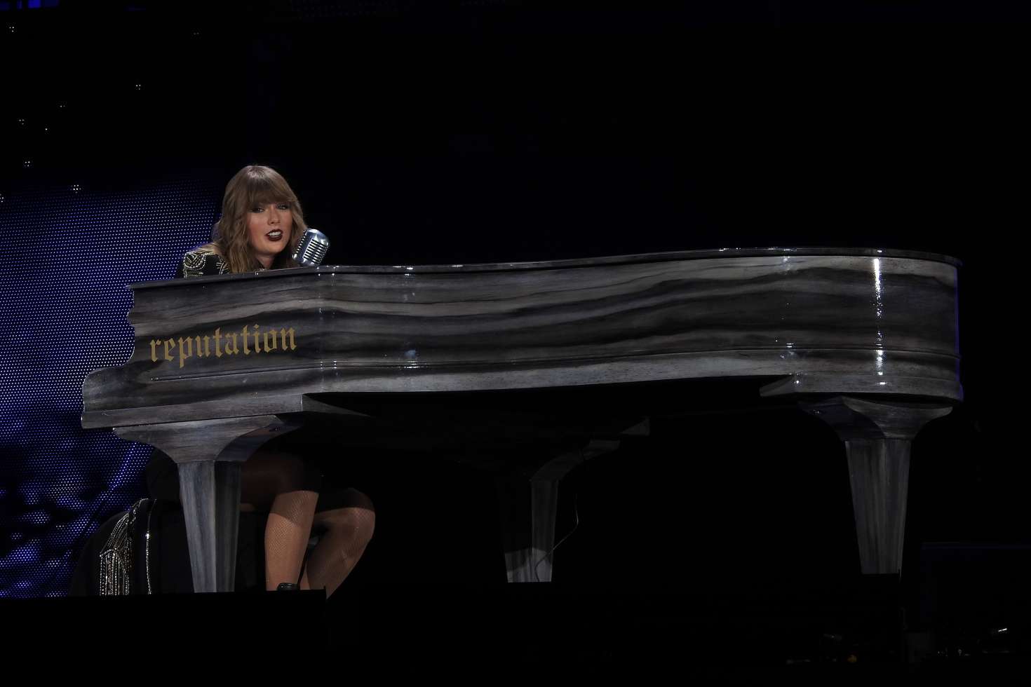 Taylor Swift â€“ Performs on â€˜Reputationâ€™ Tour in Glendale