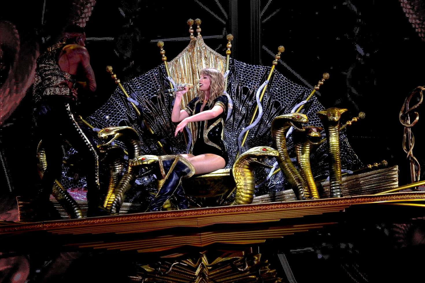 Taylor Swift â€“ Performs on â€˜Reputationâ€™ Tour in Glendale