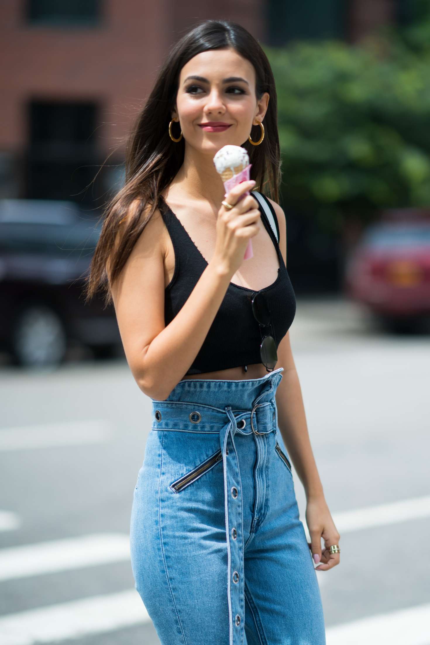 Victoria Justice â€“ Eats ice cream out in New York City