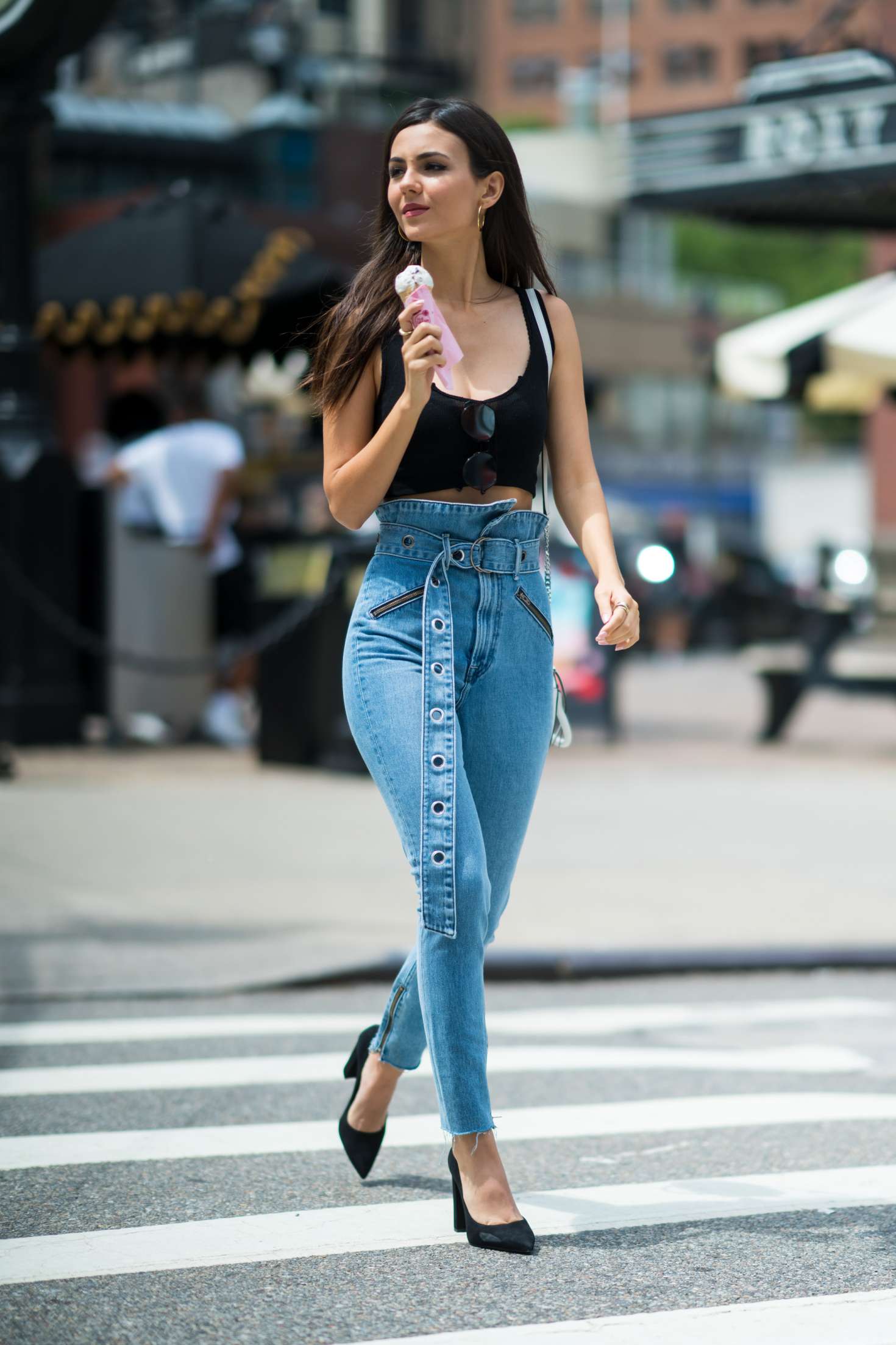 Victoria Justice â€“ Eats ice cream out in New York City