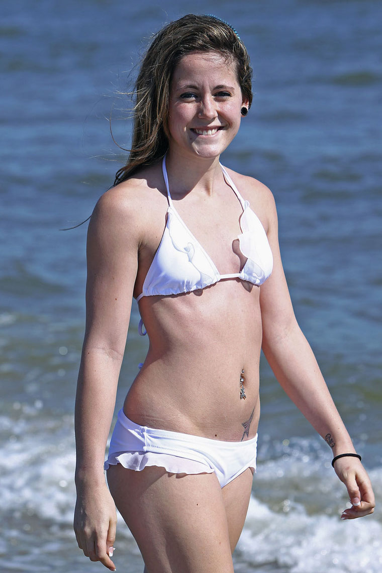 Jenelle Evans - Bikini Candids on the beach in North Carolina. 