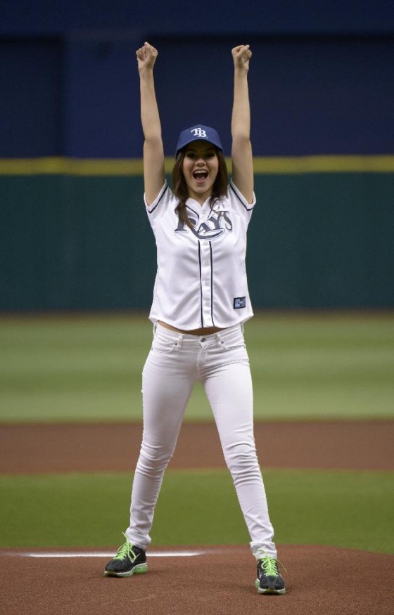 Victoria_Justice_Throwing-First-Pitch_2013_1