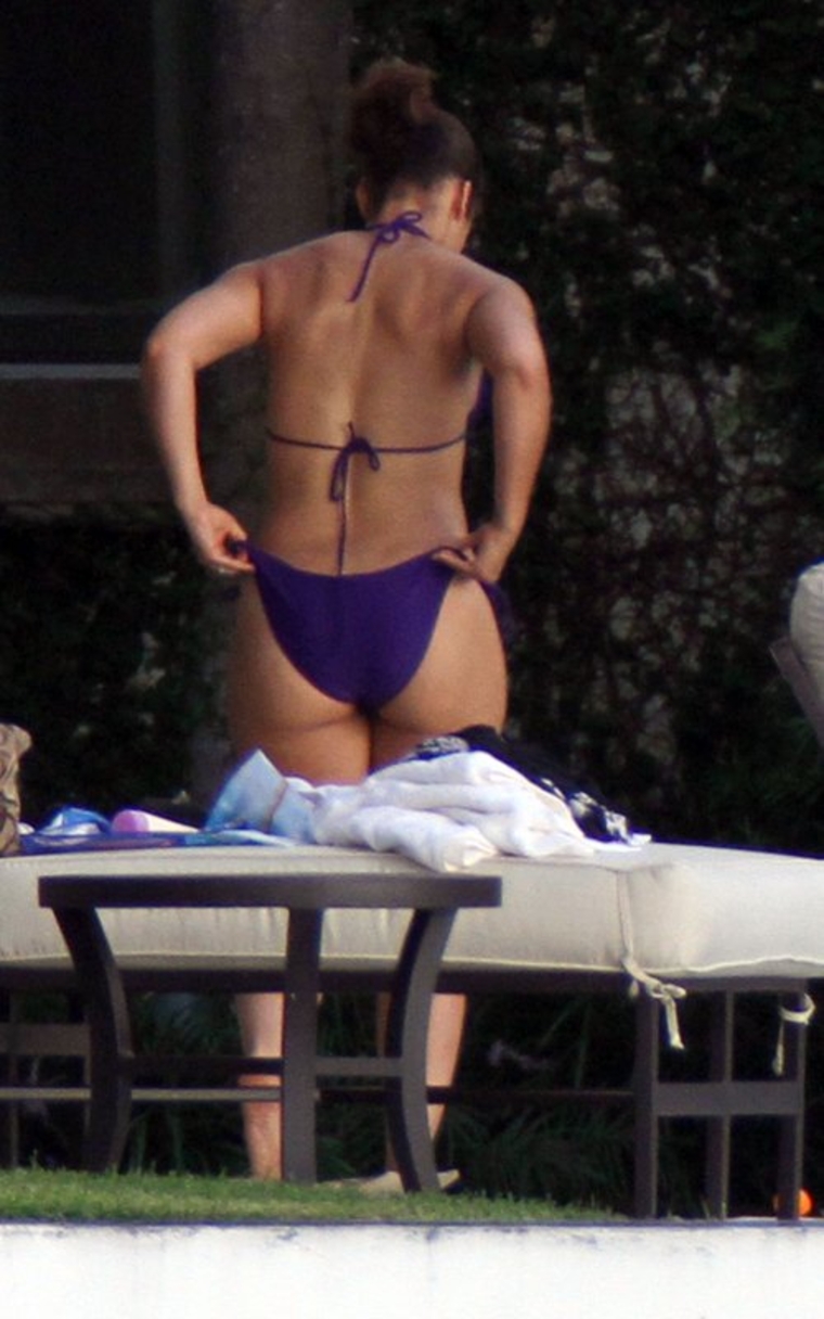 Alicia Keys in a Bikini at a Pool in Miami. 