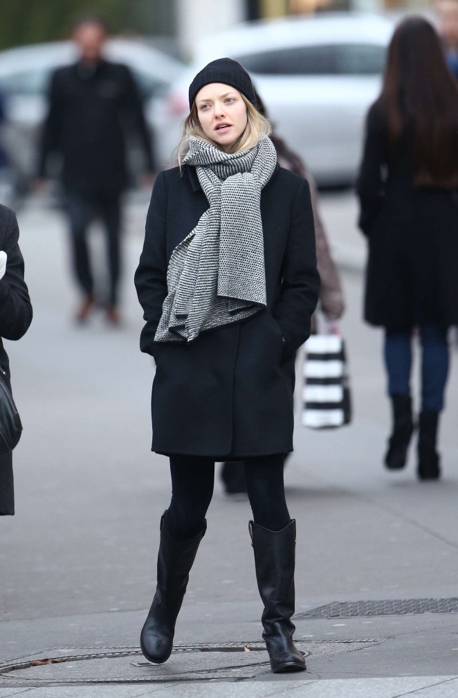Amanda Seyfried - Shopping on the Champs-Elysées Avenue in Paris