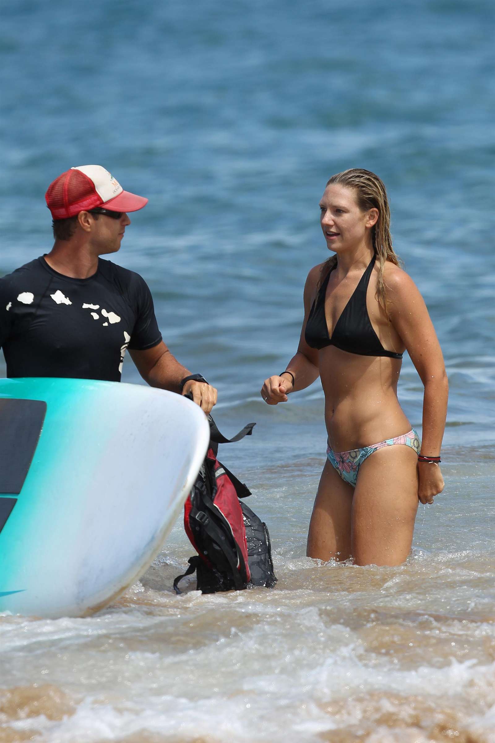 Anna Torv - heats up the Hawaii beach in bikini. 