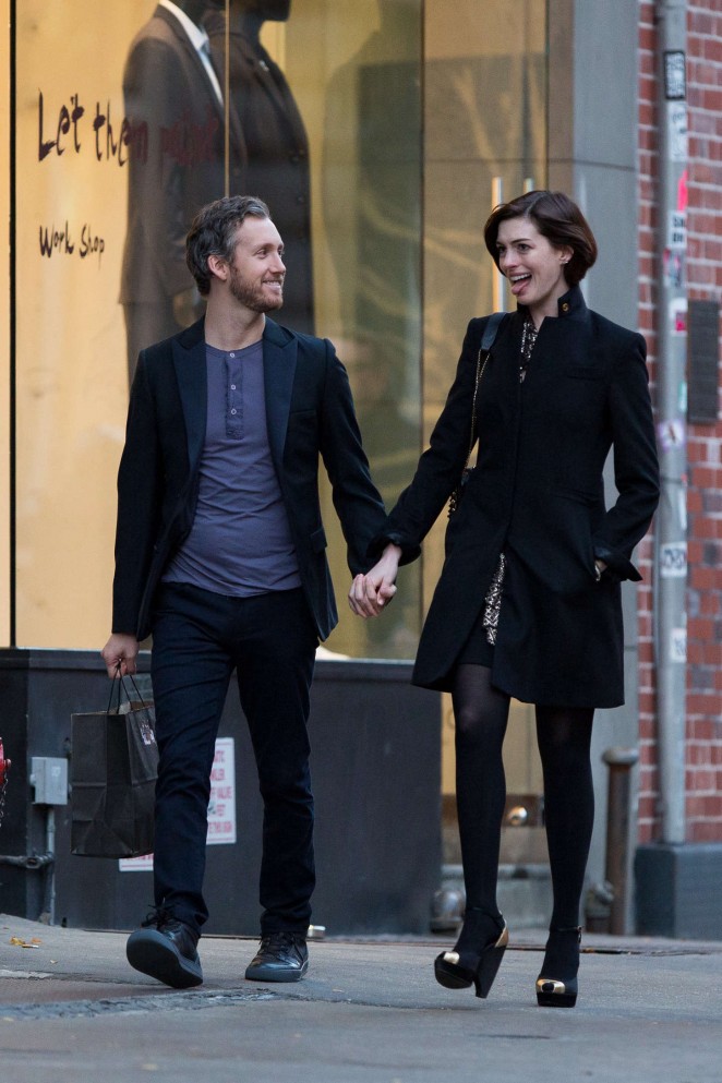 Anne Hathaway Leaves her hotel in New York