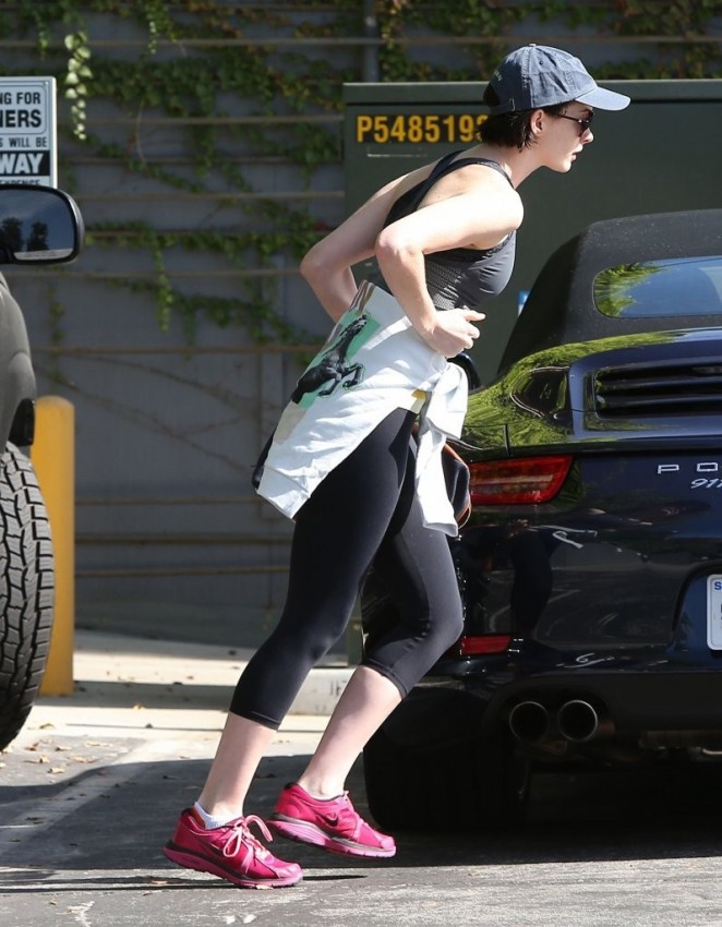 Anne Hathaway in Leggings Going to the gym in West Hollywood