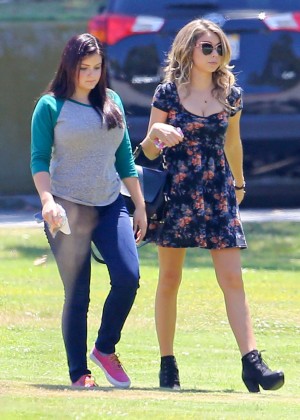 Ariel Winter & Sarah Hyland Filming 'Modern Family' Set in Pasadena