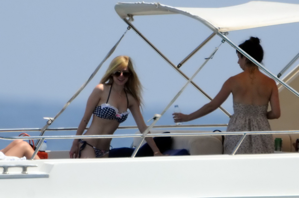 Avril Lavigne 2011 : Avril Lavigne - New Bikini Pics On Yacht In Saint Trop...