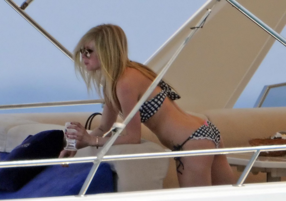 Avril Lavigne 2011 : Avril Lavigne - New Bikini Pics On Yacht In Saint Trop...