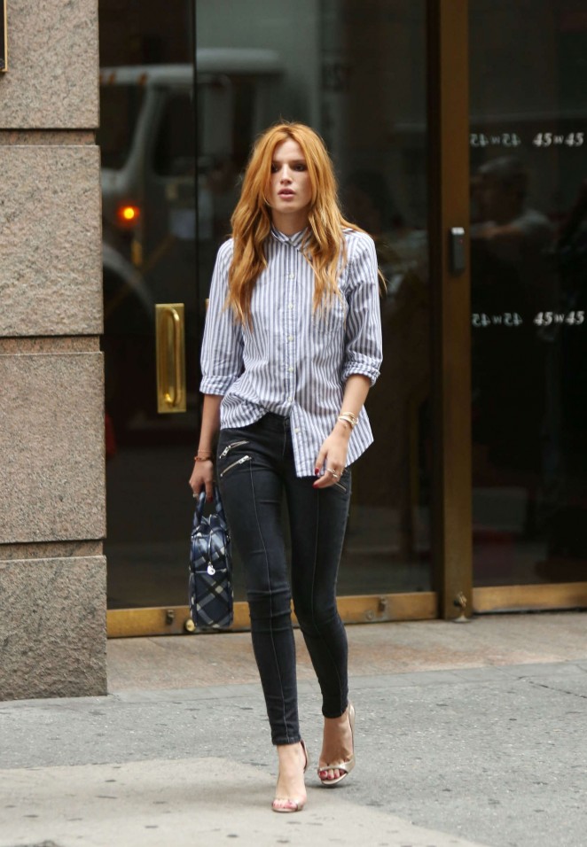 Bella Thorne in Tight Pants Trying to Get a Cab in NYC