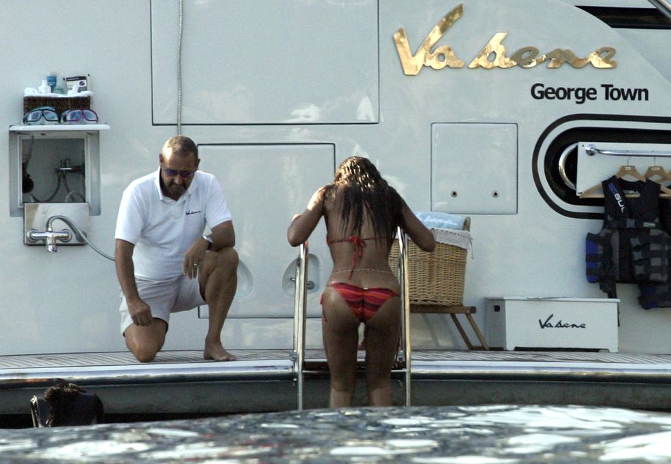 Beyonce Knowles 2010 : beyonce-wet-bikini-on-vacation-in-croatia-01