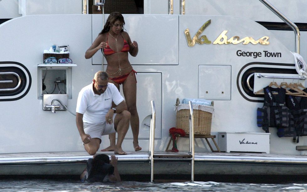 Beyonce Knowles 2010 : beyonce-wet-bikini-on-vacation-in-croatia-03