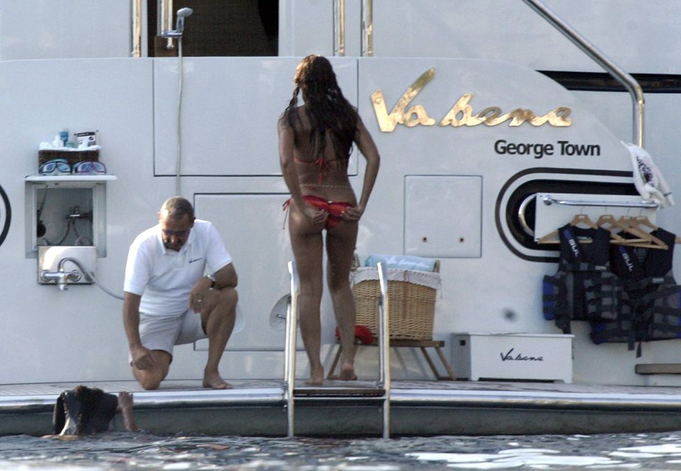 Beyonce Knowles 2010 : beyonce-wet-bikini-on-vacation-in-croatia-05