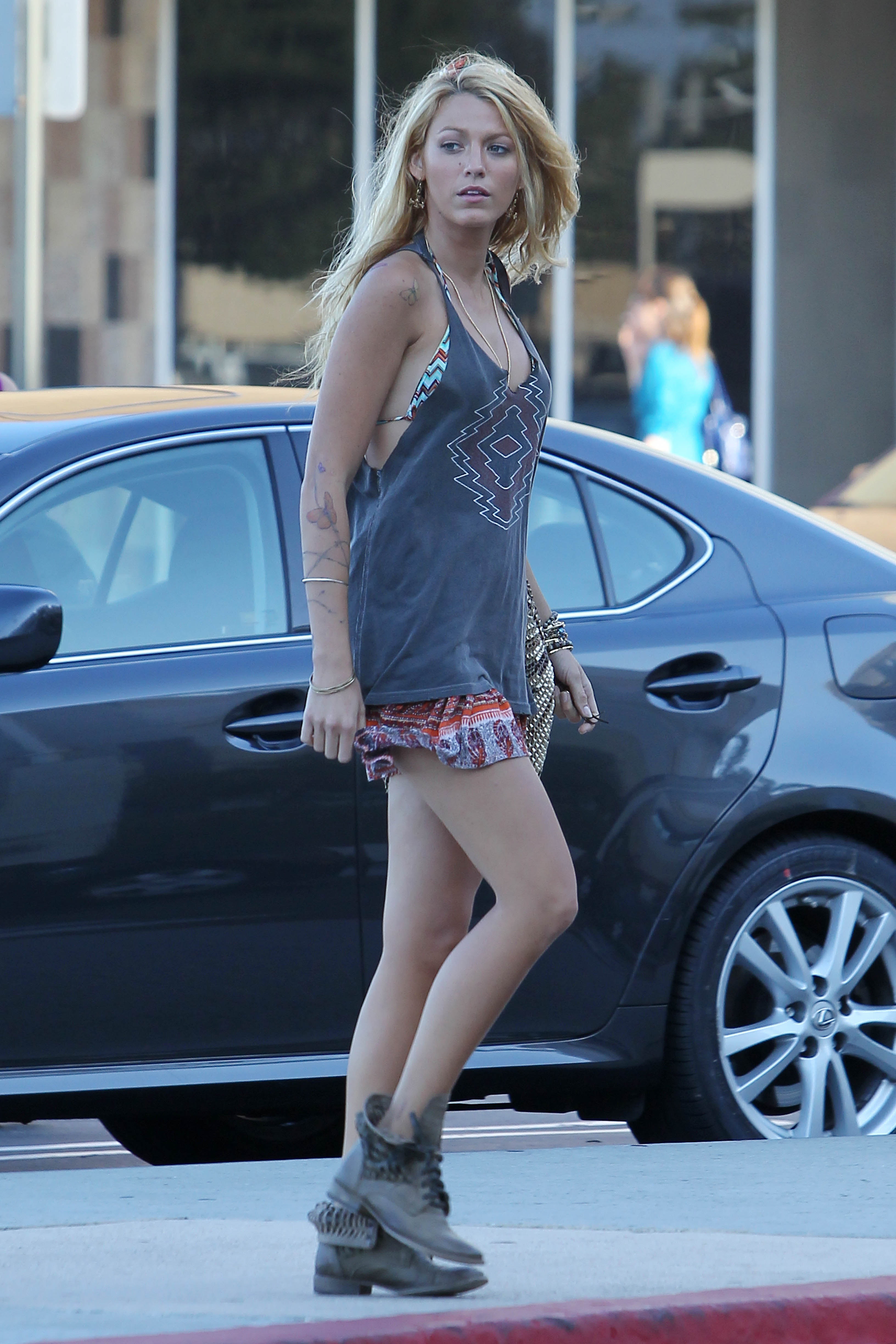 blake-lively-on-set-of-the-savages-in-l-a-04 | GotCeleb
