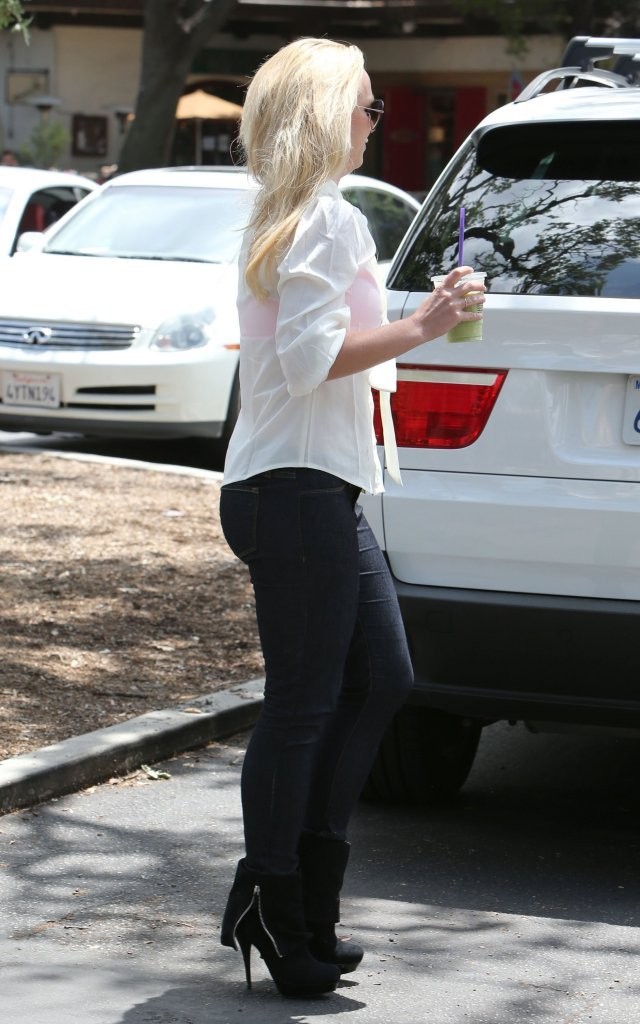 Britney Spears - Heads to a Tanning Salon in LA -07 | GotCeleb