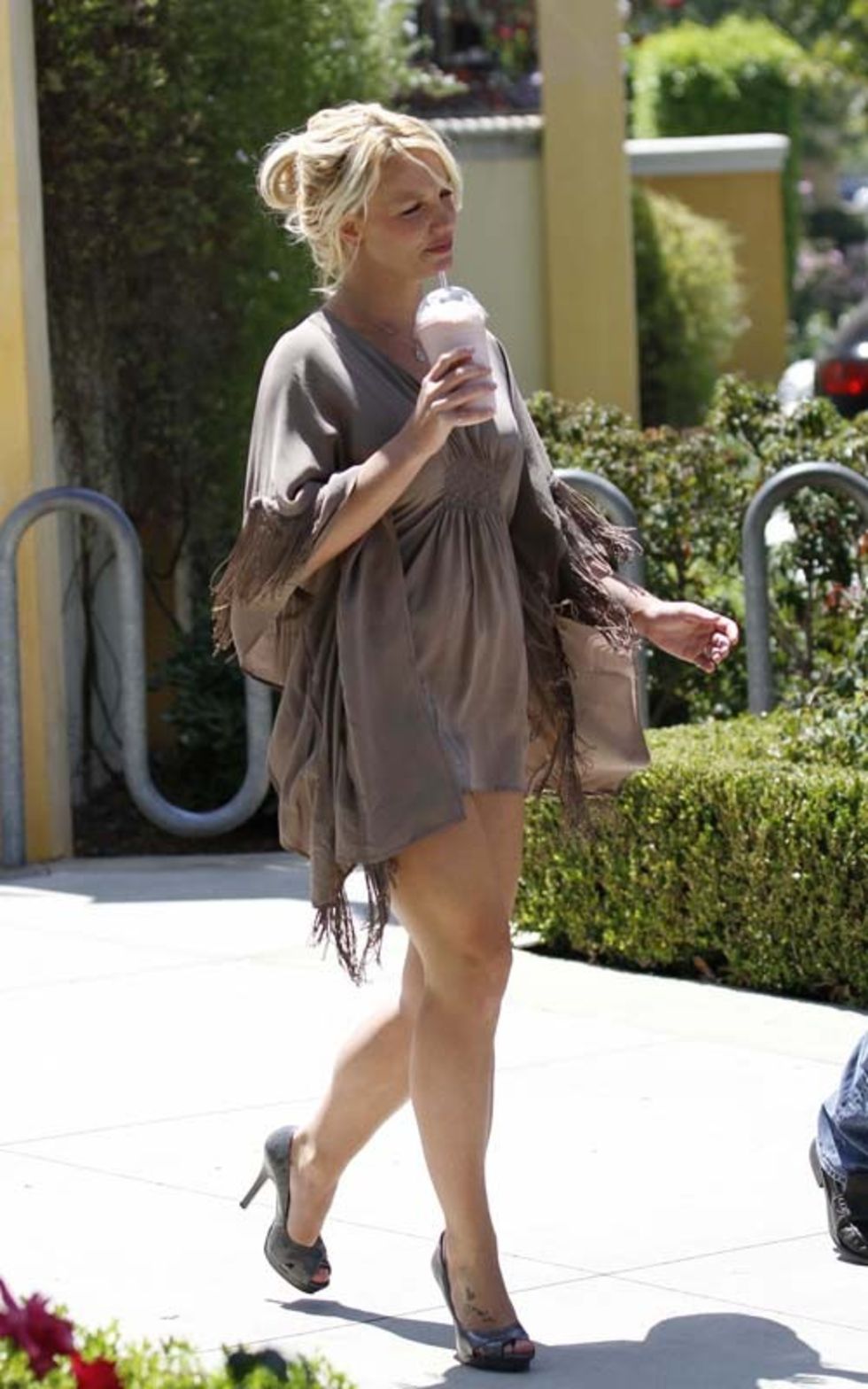 Britney Spears 2010 : britney-spears-leggy-at-the-commons-in-calabasas-07