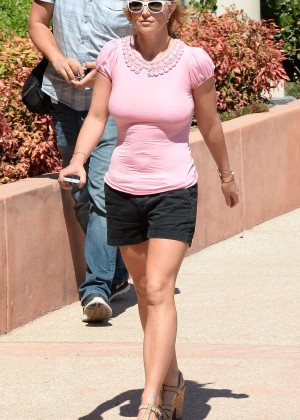 Britney Spears - Seen outside the Wildflour Bakery & Cafe in Thousand Oaks