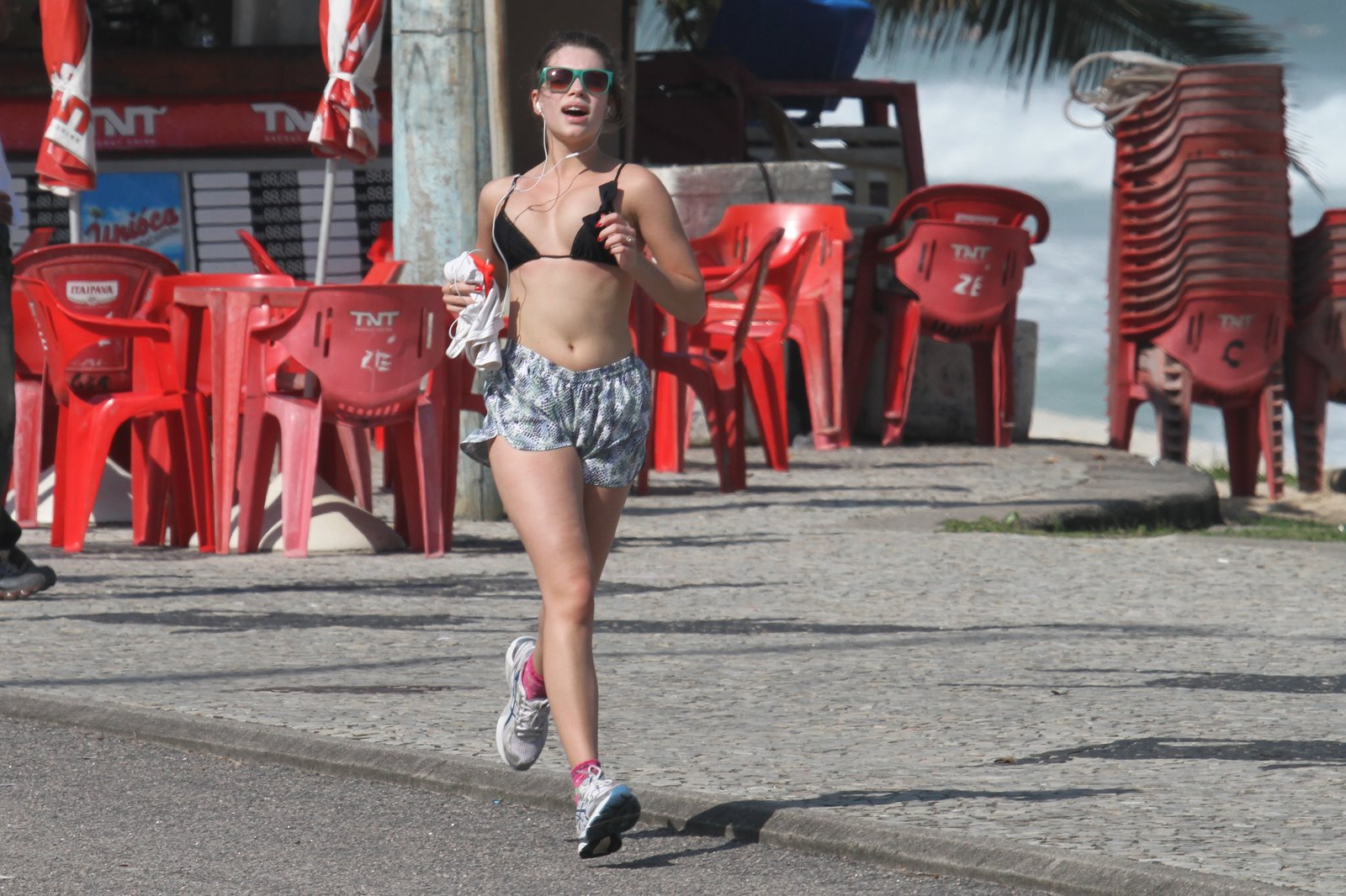 http://www.gotceleb.com/wp-content/uploads/celebrities/bruna-linzmeyer/bikini-top-candids-on-the-beach-of-barra-da-tijuca-rio-de-janeiro/Bruna%20Linzmeyer%20-%20Bikini%20top-02.jpg
