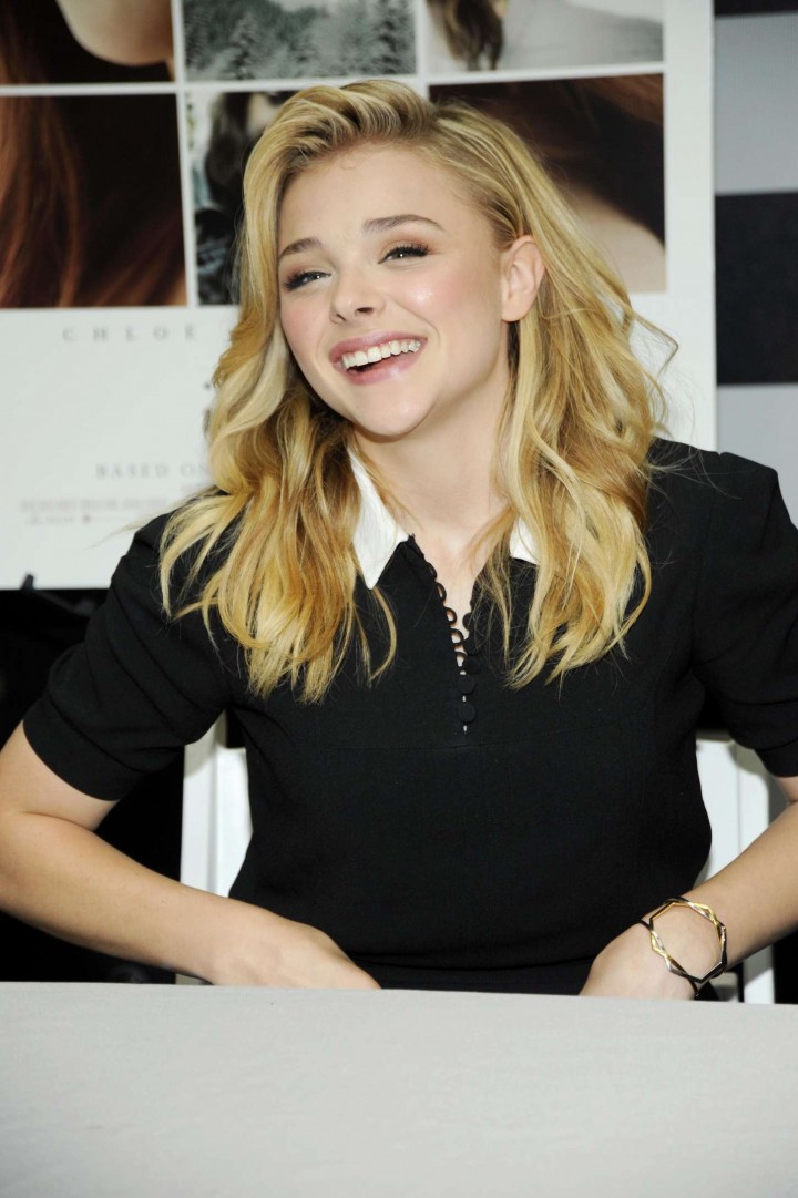Chloe Moretz - Signing Autographs to Promote 'If I Stay' in McLean