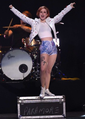 Hayley Williams Performs Live at 2014 iHeartRadio Music Festival in Las Vegas