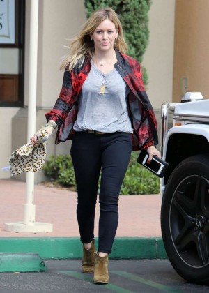 Hilary Duff in Tight Jeans Gets Some Lunch in LA