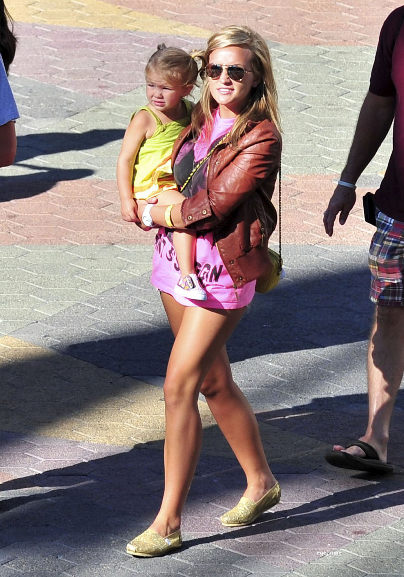 Jamie Lynn Spears – Denim Shorts Candids – With Family In Los Angeles – Aug 14th ...