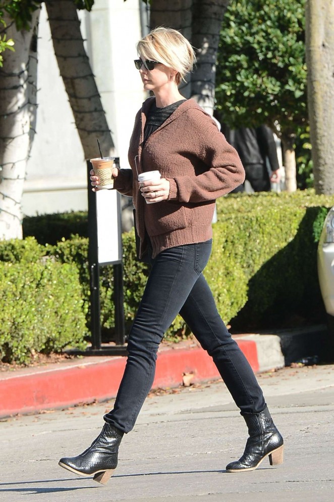 Jenna Elfman in Jeans - Leaves Cafe Alfred in LA