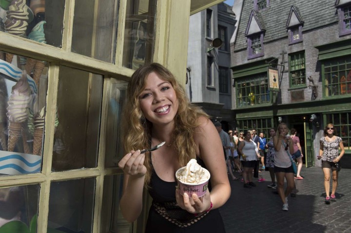 Jennette McCurdy at Wizarding World of Harry Potter