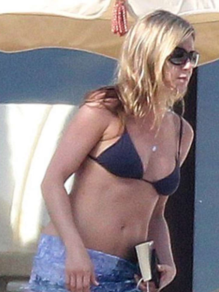 Jennifer Aniston 2013 : Jennifer Aniston In bikini In Cabo