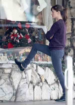 Jennifer Garner in Jeans Shopping in Brentwood