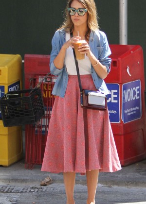 Jessica Alba Walking Around in NYC