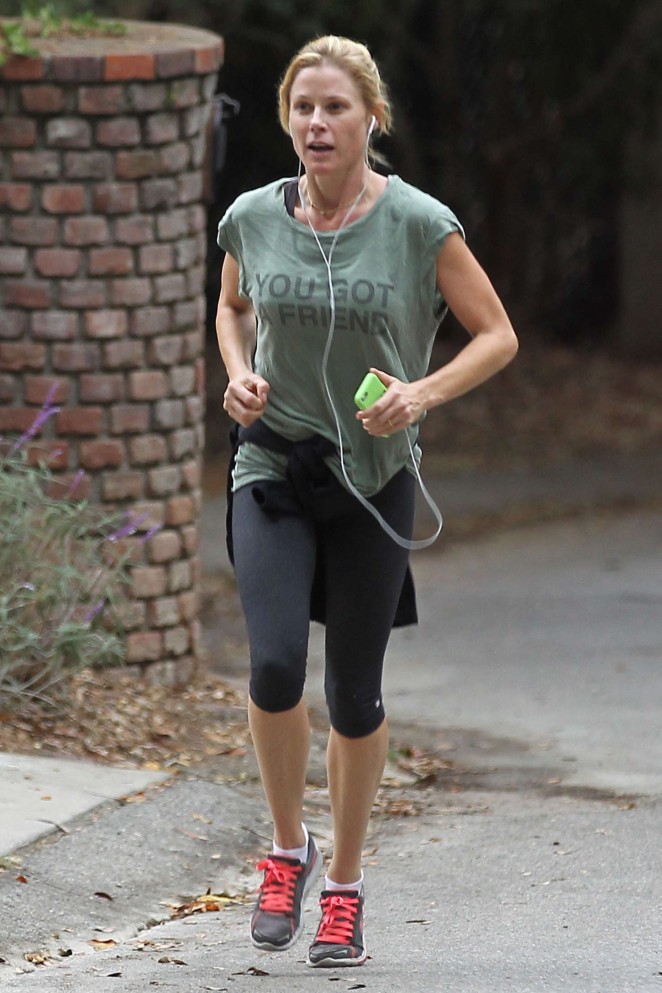 Julie Bowen in Leggings Jogging in Los Angeles